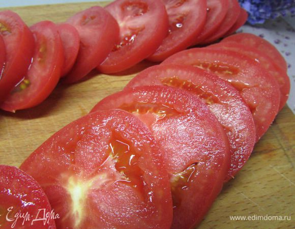  Помидоры вымыть, обсушить и нарезать кружочками.