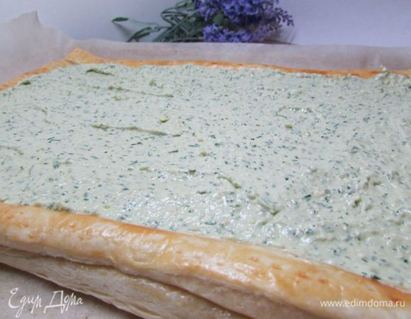 Остывший корж смазать сливочной пастой (выложить всю массу). 