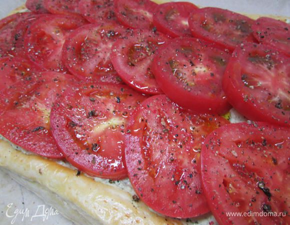 Затем выложить помидоры внахлёст. Сбрызнуть оливковым маслом, посолить, поперчить и отправить в духовку (убавить до 180 градусов) ещё на 25 минут, до готовности.