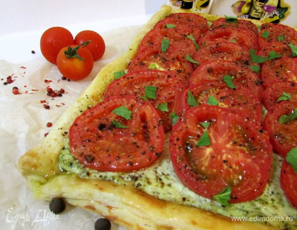 Пирог посыпать нарезанным базиликом. Всё! Угощайтесь и наслаждайтесь!
Приятного аппетита! 