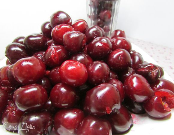 Удалите из вымытой черешни косточки.