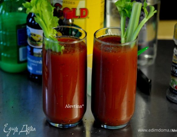 Если имеется свежий сельдерей, очистим корень, разрежем. Выложим в бокалы.
