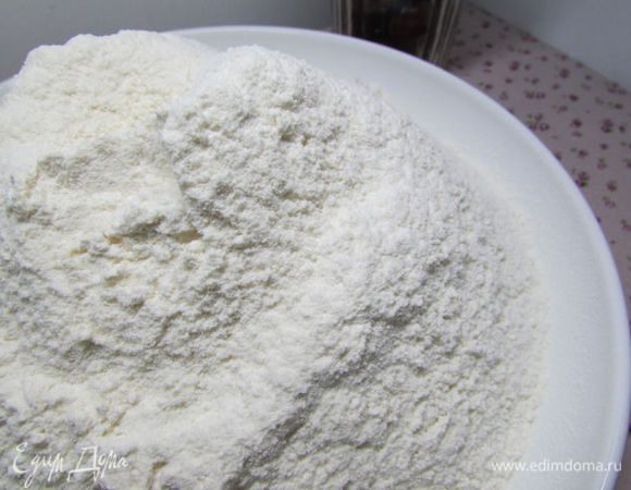 Муку просейте через сито. 