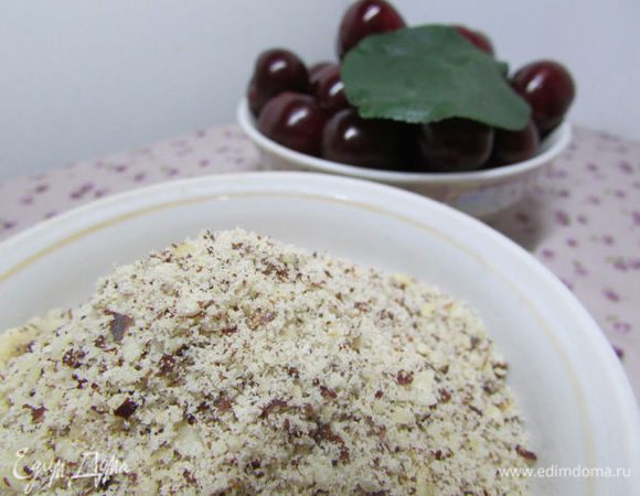 Миндаль порубите в крошку. 