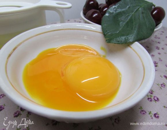 Отделите желтки 2-х яиц от белков. 