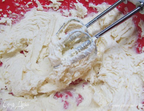 Размягченное масло взбейте с сахаром (у меня сахарная пудра, для самой нежной консистенции теста можно использовать сахарную пудру) до светлой пышной массы. 