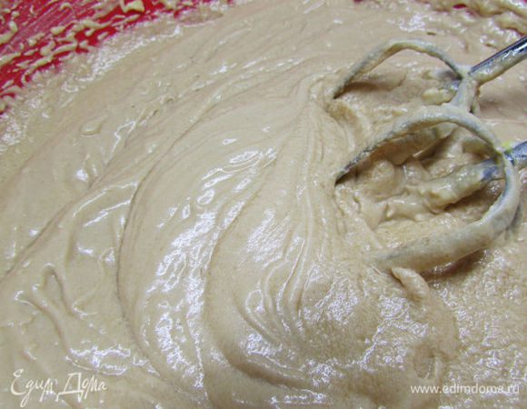 Влейте ром и продолжайте взбивать смесь до однородной кремообразной консистенции. 