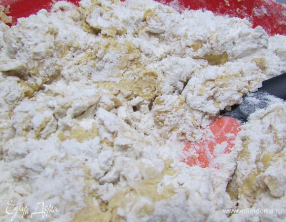 Добавьте просеянную муку и быстро замесите тесто.