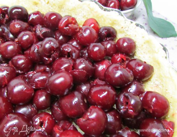 И выложите на него очищенную черешню.
