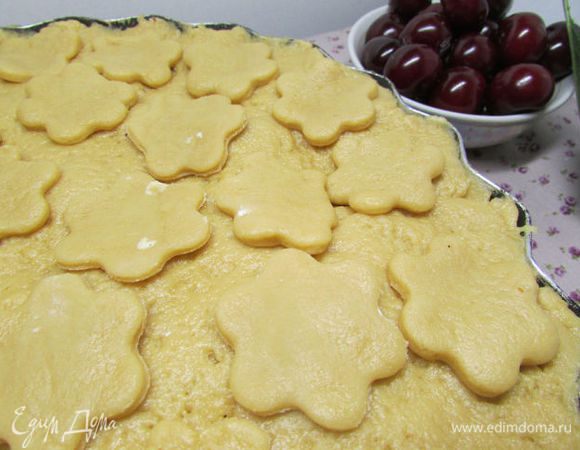 Сверху накройте оставшейся частью теста. Если тесто останется, из него можно сделать украшения формочками для печенья, а можно скатать маленькие шарики.