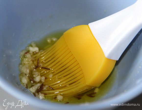 В отдельной чашке смешать оливковое масло, чеснок, тмин и соль.