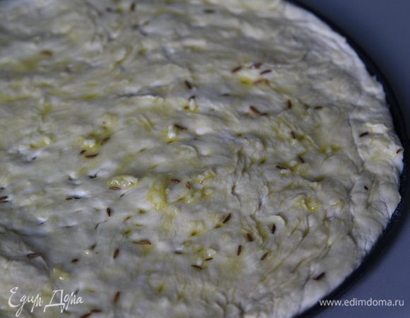 Смазать лепёшку масляной смесью.