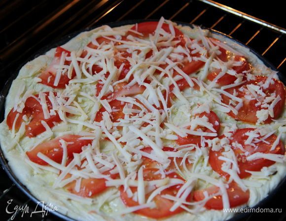 Посыпать тёртым сыром.