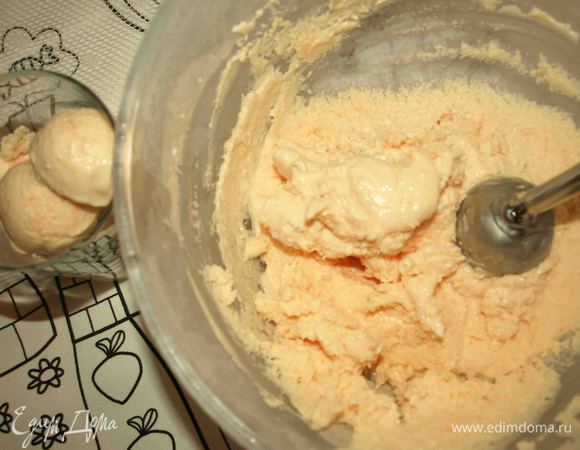 Когда мороженое застынет и будет готово — достаем, раскладываем в креманки, стаканы и т.д. Сверху украшаем тертым шоколадом или шоколадными каплями.  