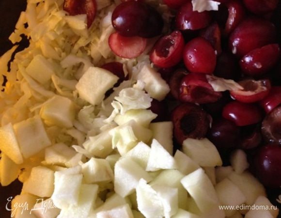 Капусту нашинковать, черешню разрезать пополам и удалить косточку. Крупное яблоко нарезать кубиком, лучше это сделать непосредственно перед заправкой или сбрызнуть яблоко соком лимона.