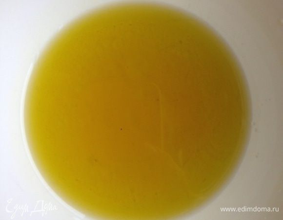 Уксус влить в маленькую кастрюльку, всыпать сахар и поставить на огонь, нагревать, помешивая, до полного растворения сахара. Снять с огня и перемешать с оливковым маслом.