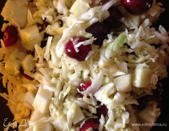 Соединить в миске все ингредиенты с заправкой, перемешать и поставить в холодильник минимум на час. А лучше на 3-4.
