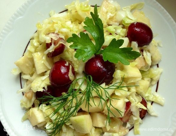 Перед подачей салат посолить, поперчить по вкусу и украсить зеленью.