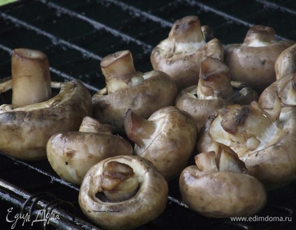 Бумажной салфеткой очистить грибы от остатков грунта. В глубокой форме или пакете смешать все ингредиенты. Поместить в маринад грибы и отправить в холодильник на 1 час. Тем временем готовим угли. Температура углей должна быть умеренной. Отправляем грибочки на решетку мангала и добавляем соль.