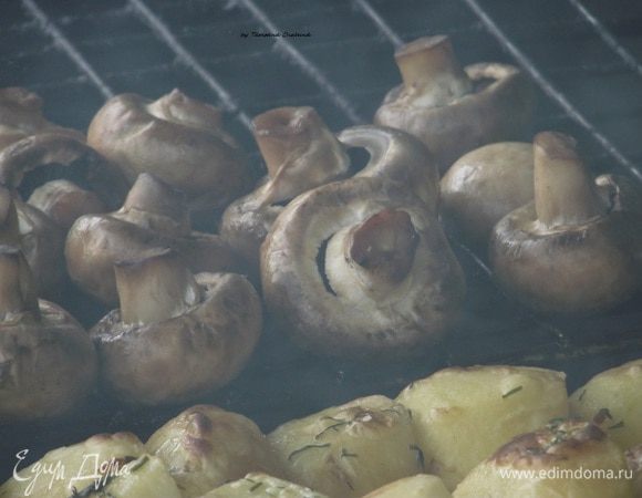 Главное, не покидать мангал без присмотра, поскольку грибы очень нежный продукт и могут быстро сгореть. Поэтому постепенно переворачиваем грибы.