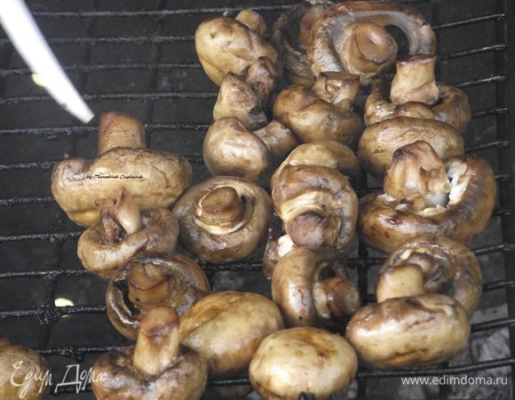 Шампиньоны готовятся довольно быстро. Следует лишь подождать 10-15 минут и вы сможете порадовать ваших гостей прекрасным вкусом запеченных грибов на мангале. Можно слегка поливать оставшимся маринадом.

Подавать можно как гарнир к шашлыку, как закуску или как  основное блюдо. 