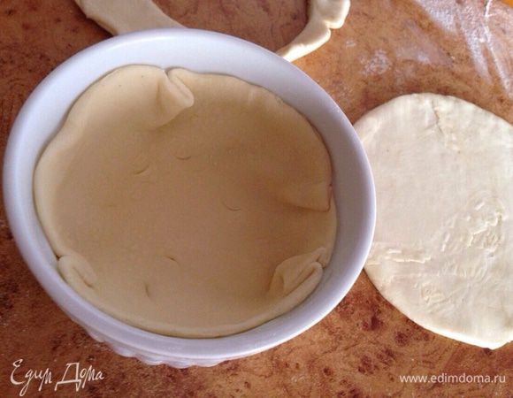 Тесто раскатать, вырезать круги и выложить в формы для запекания-тарталетки.У меня керамические формы, предварительно их смазать сливочным маслом.