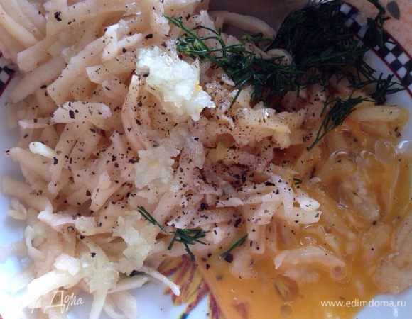 Картофель натереть на крупной терке, выдавить в него чеснок, добавить желток, зелень, растительное масло.Посолить,поперчить по вкусу и хорошо перемешать.