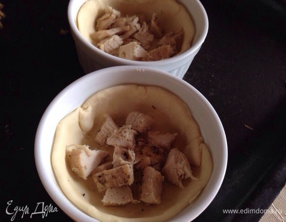 Куриное филе нарезать не большими кубиками и выложить на тесто.