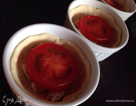 Затем сверху ломтик помидора..