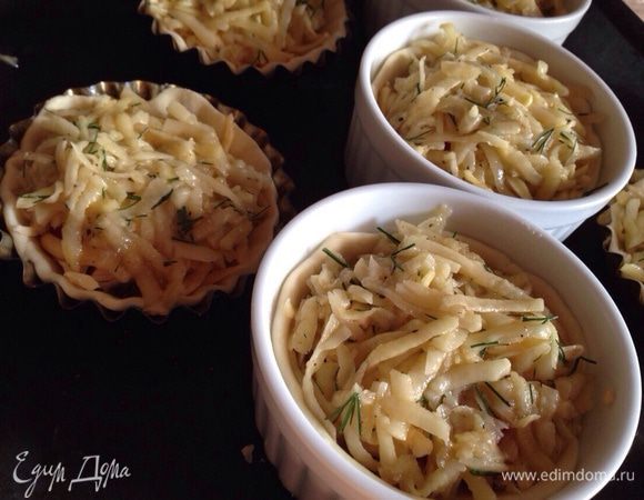 Поверх сыра выложить картофельную смесь. Запекать тарталетки в предварительно разогретой духовке до 180 градусов 30 минут.