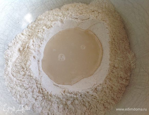 Смешайте два вида муки, дрожжи и сахар. В полученной смеси сделайте небольшое углубление, аккуратно влейте 6 ст л теплой воды и перемешивайте руками в течении 3-4 минут (может понадобится еще немного воды).