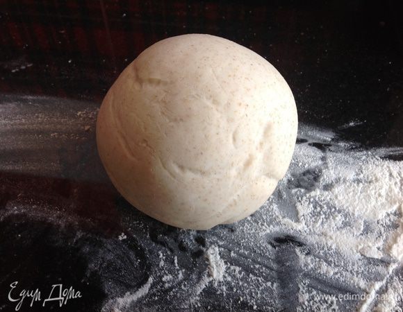 Положите тесто на посыпанный мукой стол и тщательно замесите руками в течении 10 минут. Скатайте тесто в шар, накройте салфеткой и отложите в сторону на 10 минут.