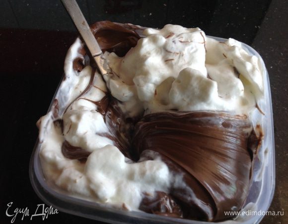 Взбейте сливки и осторожно введите в шоколадную пасту, перемешайте.