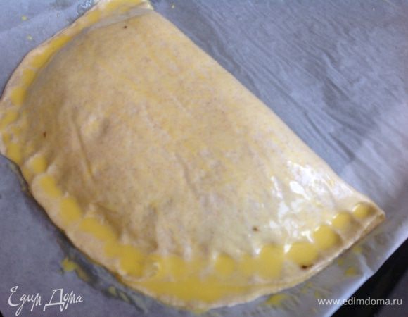 Смажьте остатками желтка кальцоне и запекайте приблизительно 10 минут.