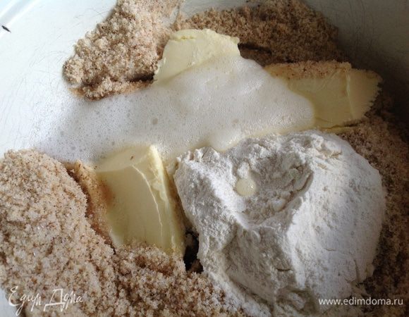 Смешайте с мукой, маслом, взбитыми белками и 2 ст. л. холодной воды. Тесто должно получится мягкой консистенции.