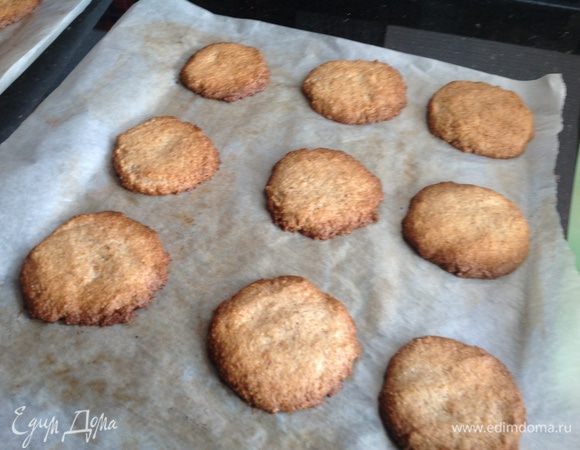 Ложкой выложите его на смазанный малом противень в виде небольших коржиков. Выпекайте в течении 12-15 минут, охладите.