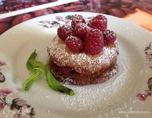 Ягоды перебирите. Соберите пирамидки: на корж уложите ягоды, накройте вторым коржом и сверху - ягодами. Украсьте веточкой мяты и присыпьте сахарной пудрой.