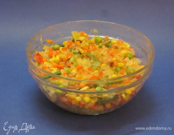 Морковь нарезать мелкими кубиками, обжарить, Лук репчатый мелко нарезать, обжарить. Зеленую фасоль отварить. Кукурузу, зеленый горошек, фасоль красную вынуть из банок, отцедить. Все овощи перемешать, посолить, поперчить.