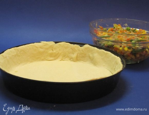 Раскатанное тесто выложить в форму, обрезать тесто по краям формы.