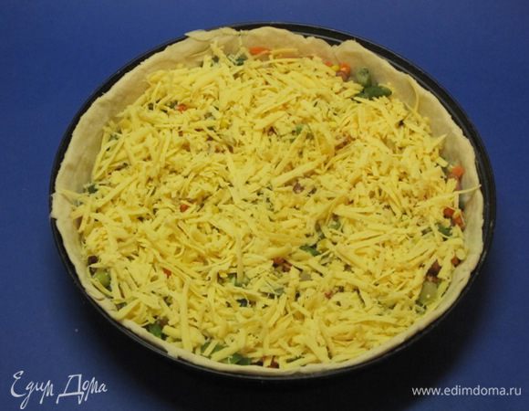 Посыпать оставшимся сыром.