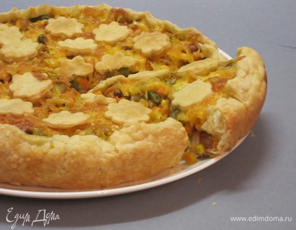 Выпекать 30-40 минут при 180 С. Подавать на стол горячим. Пирог очень хорошо подходит к вечернему чаю.