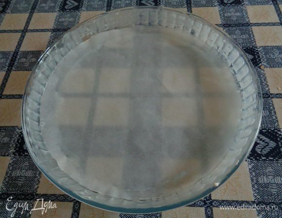 Бока формы смазать мягким маслом или маргарином. Дно застелить, вырезанной по диаметру формы, пекарской бумагой.