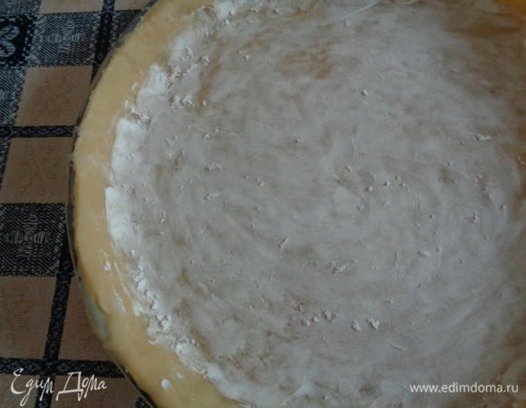 С помощью скалки аккуратно перенести раскатанное тесто в форму. Сформировать бортики по высоте формы. Присыпать основу крахмалом.