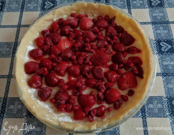 У клубники удалить хвостики. Ягоды вымыть, обсушить бумажными полотенцами. Клубнику порезать пополам или на 3 части, если крупная.

Выложить ягоды поверх теста.