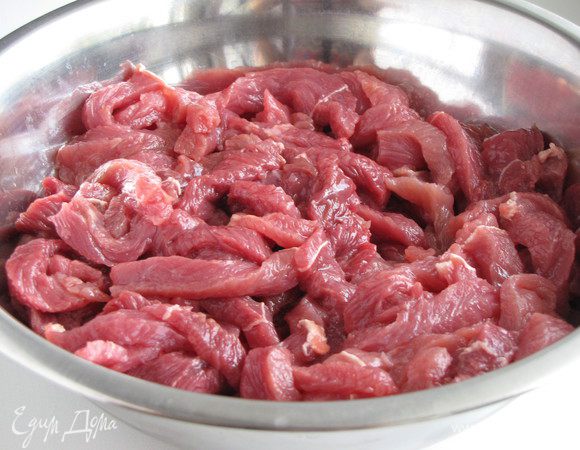 Говядину нарезать небольшими кусочками (как на гуляш).