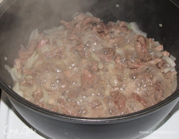 Добавить мясо и жарить вместе с луком, помешивая. Слегка посолить и поперчить.