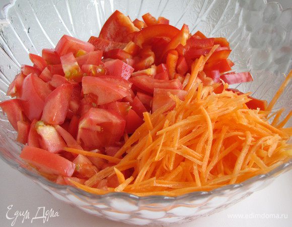 Пока мясо тушиться, на крупной терке натереть морковь, нарезать помидор и болгарские перцы.