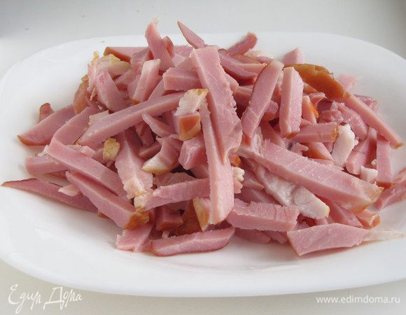 Копчено-вареную грудинку (у меня копчено-вареный окорок) нарезать соломкой.