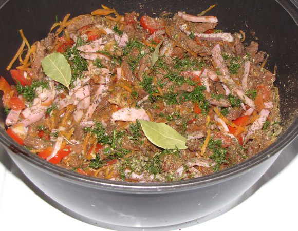 Добавить грудинку, травы, лавровый лист. Для остроты и пикантности можно добавить пару ложек хорошего кетчупа ( я этого не делала). Готовить еще 15 минут.