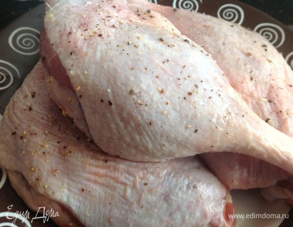 Духовку разогрейте до 200 градусов. Утиные ножки натрите солью и перцем, и отставьте.